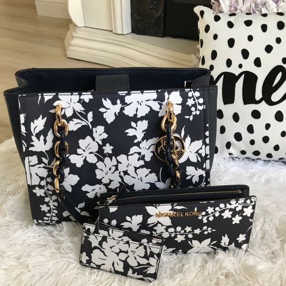 Michael Kors 4 piece handbag set - Picture 3 of 8